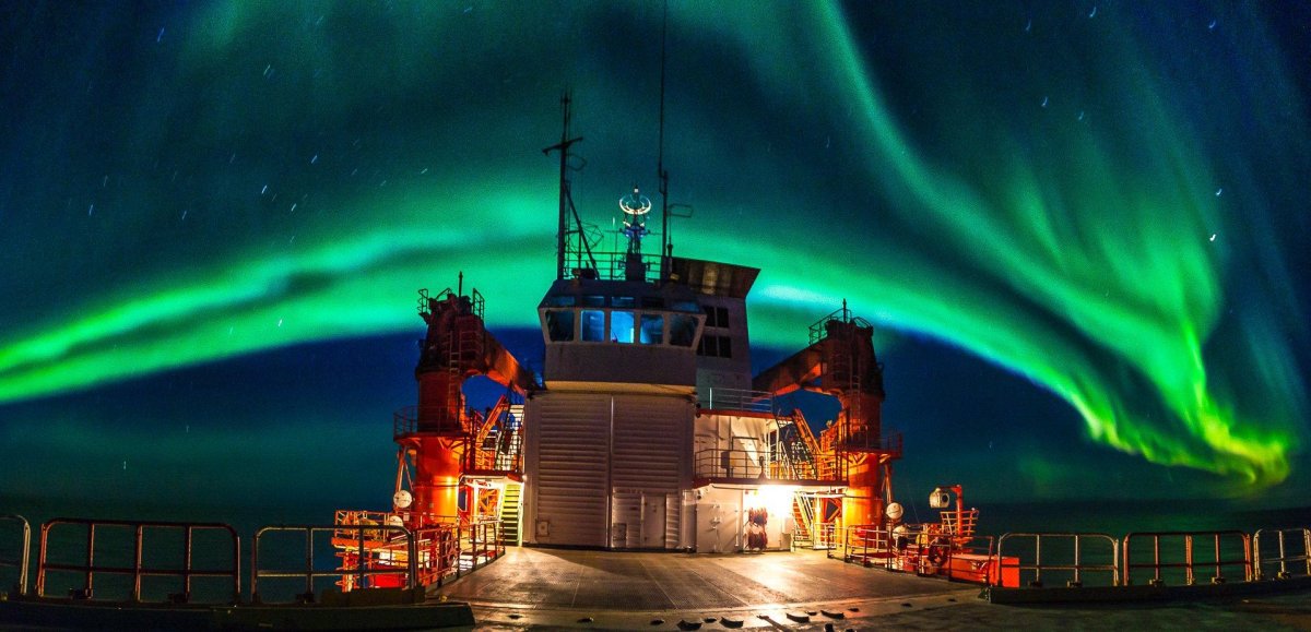 Атомный ледокол и Северное сияние