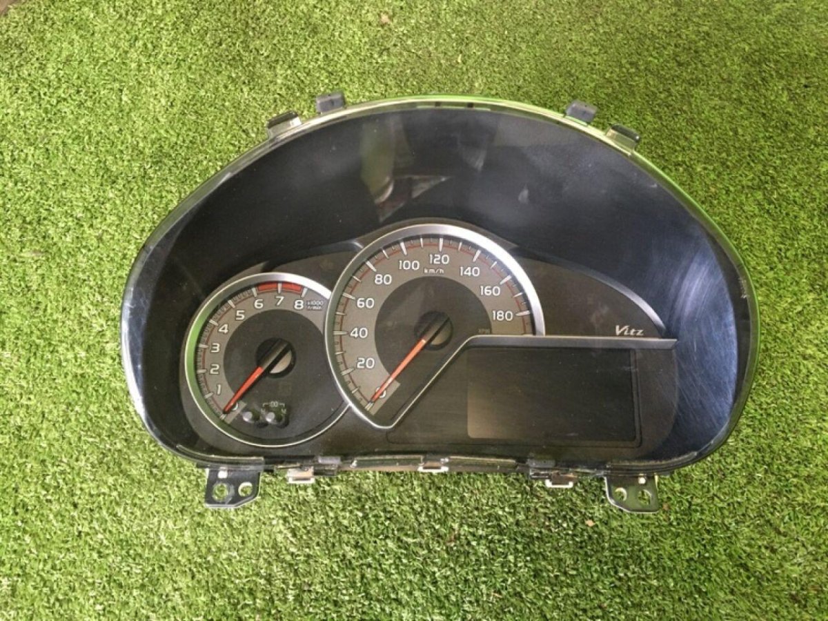 Тойота Витц 2019 панель приборов