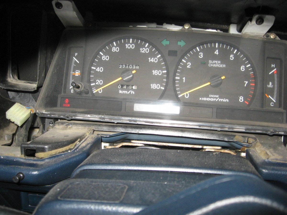 Приборная панель Toyota Crown 131