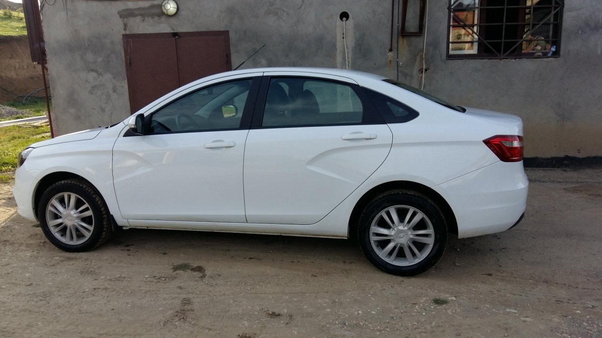 Лада Веста белая r16