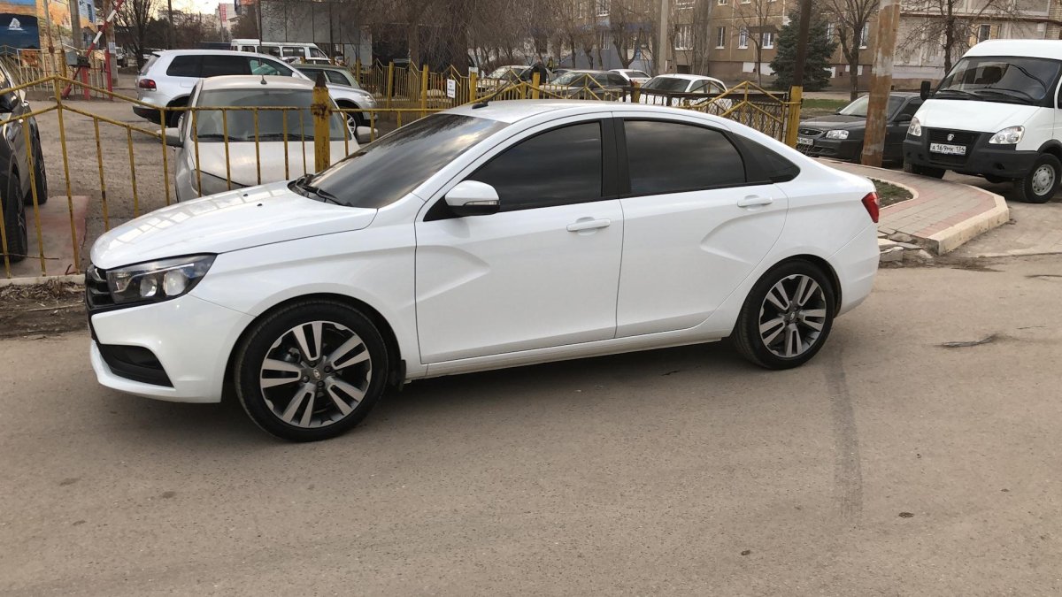 Лада Веста белая r17