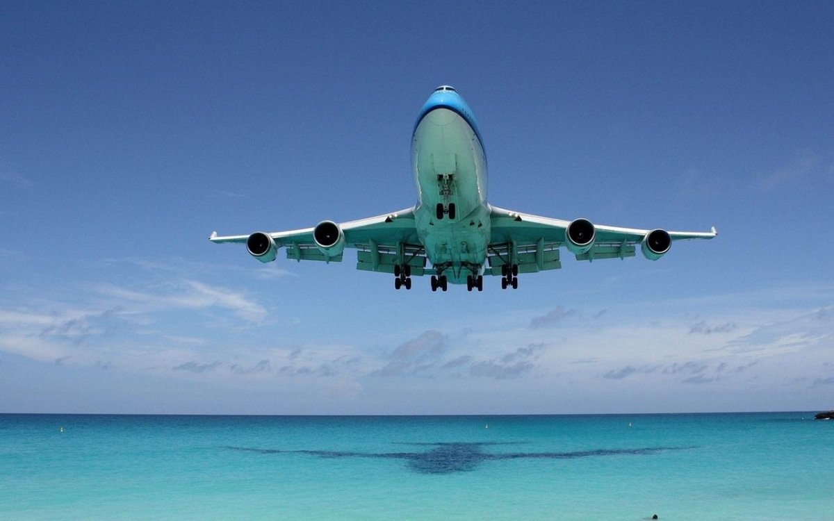 Боинг 747 над океаном