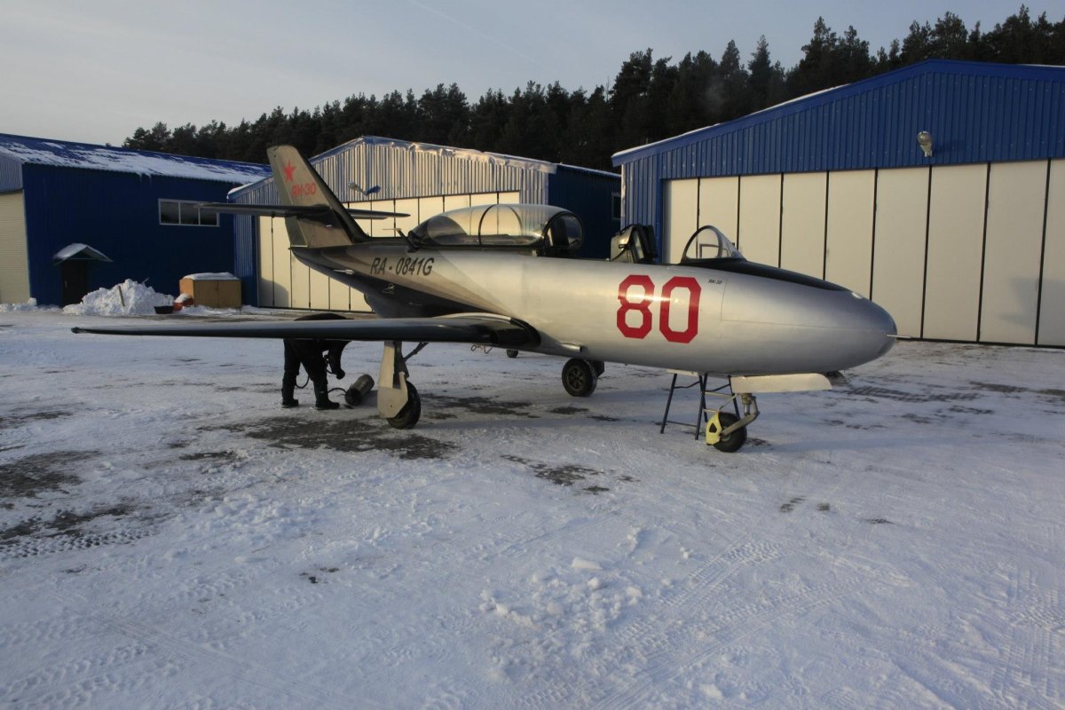 Учебно-тренировочный самолет як-32.