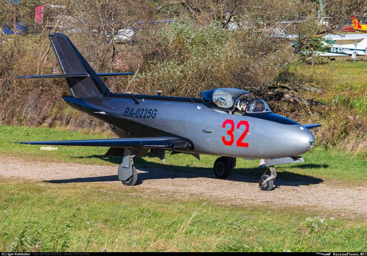 Спортивный реактивный самолет як 32