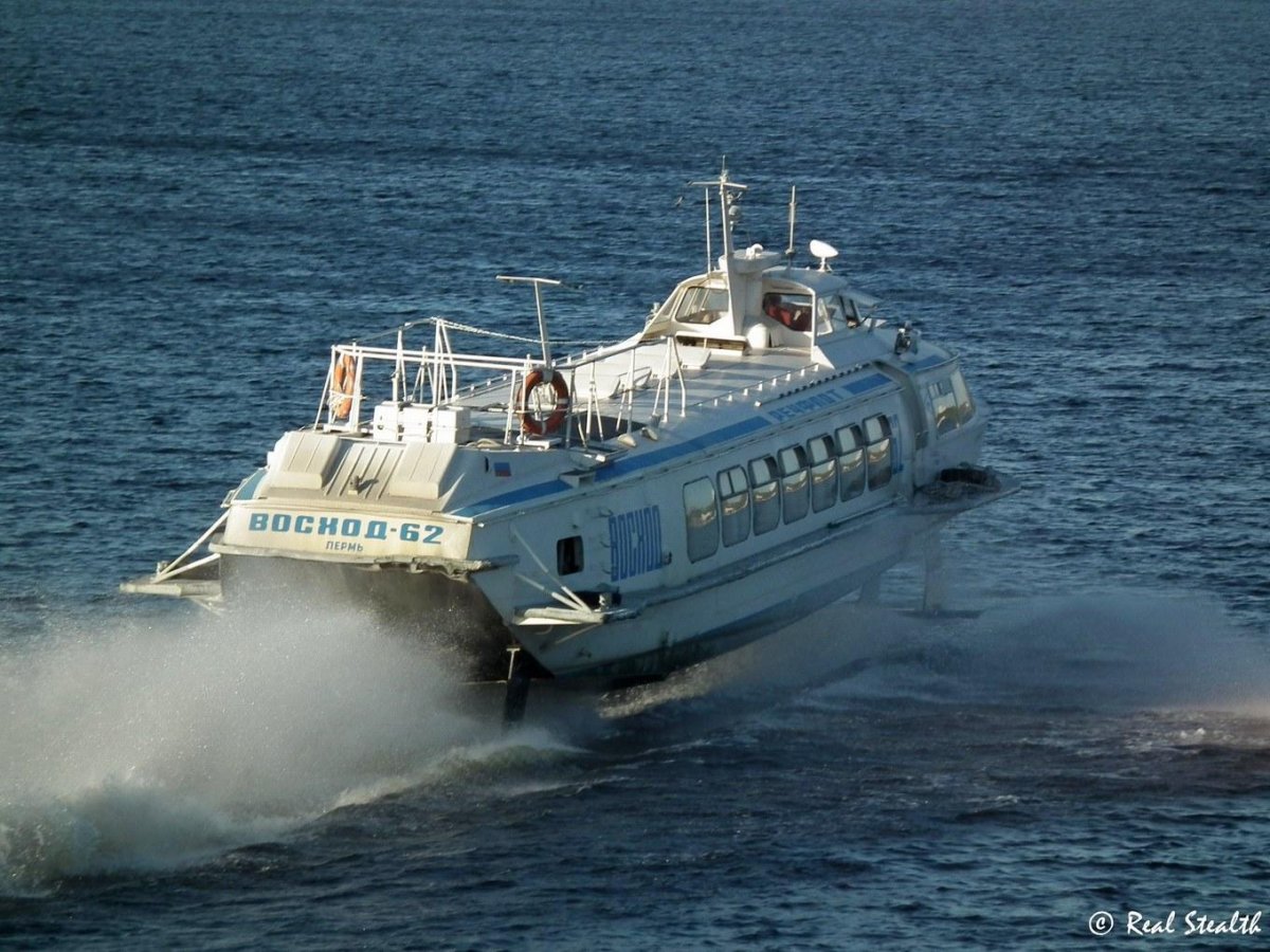 Теплоход на подводных крыльях Восход-2