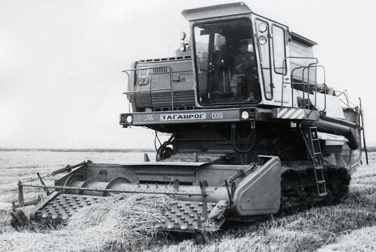 Комбайн Таганрожец зерноуборочный
