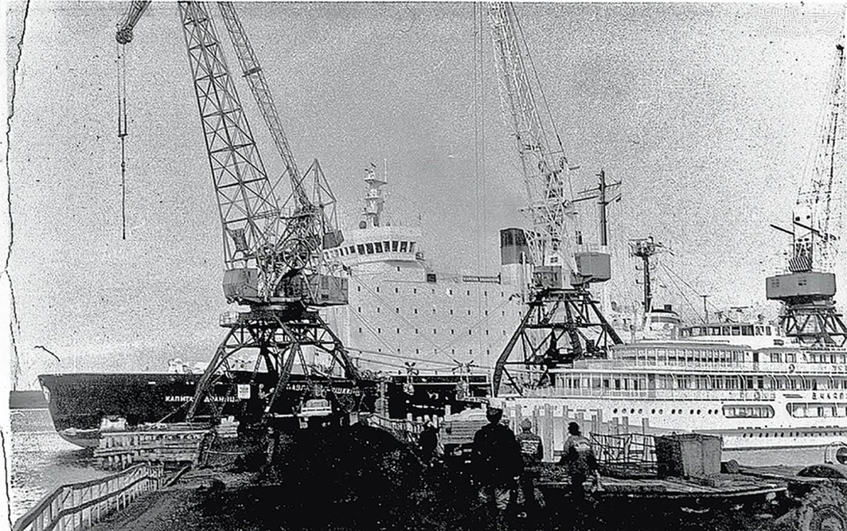 Теплоход Диксон