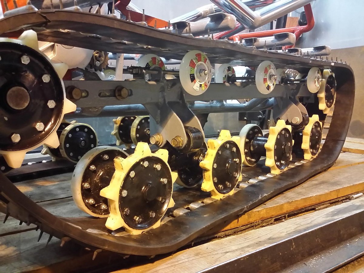 Электровездеход гусеничный