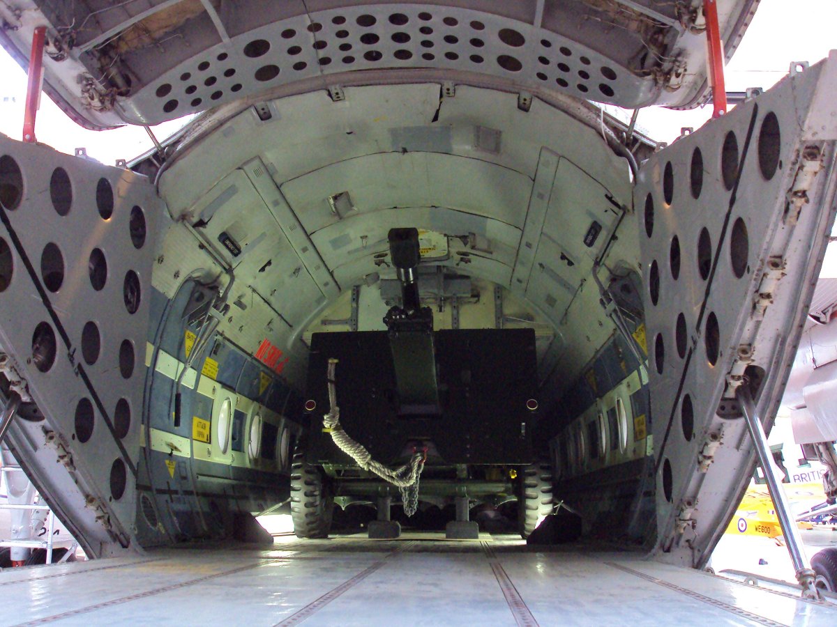 Ил-76 грузовой отсек