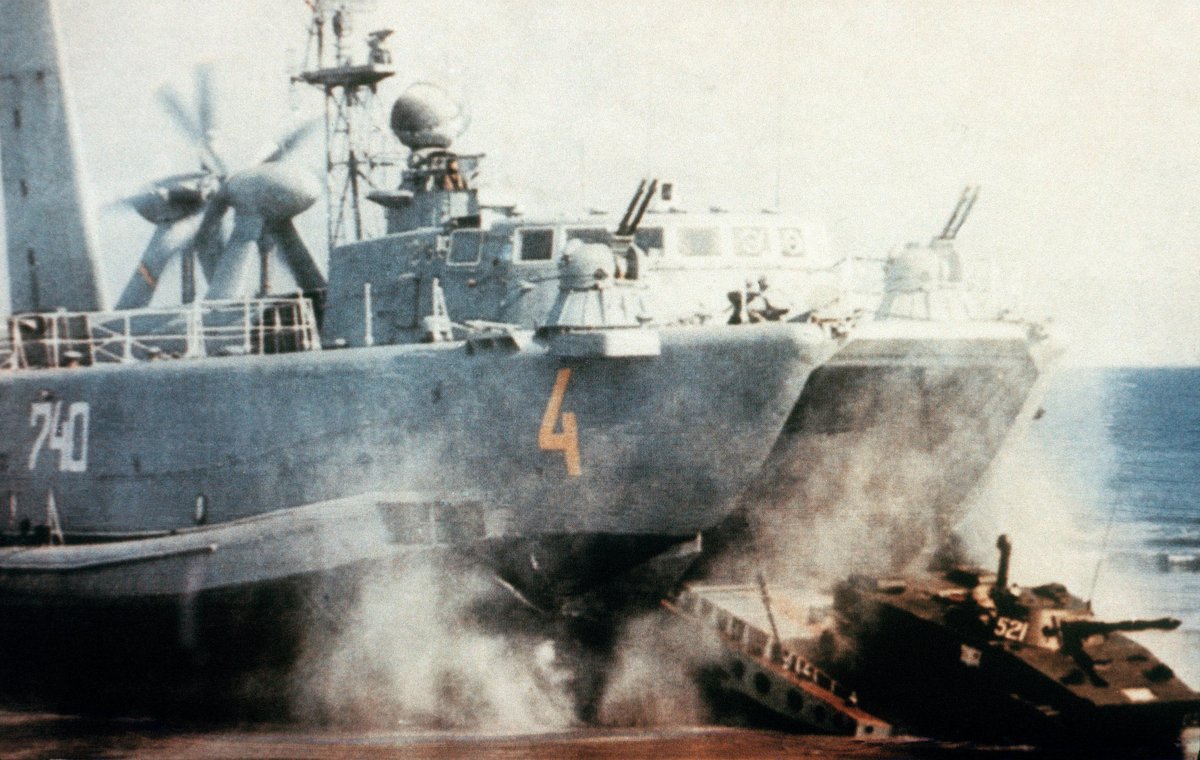 Десантные корабли на воздушной подушке "ЗУБР", "Джейран"