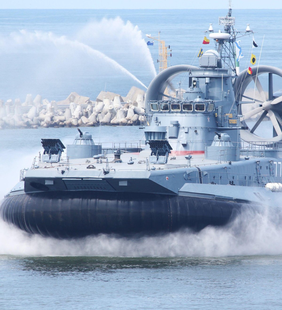 Военный корабль на воздушной подушке