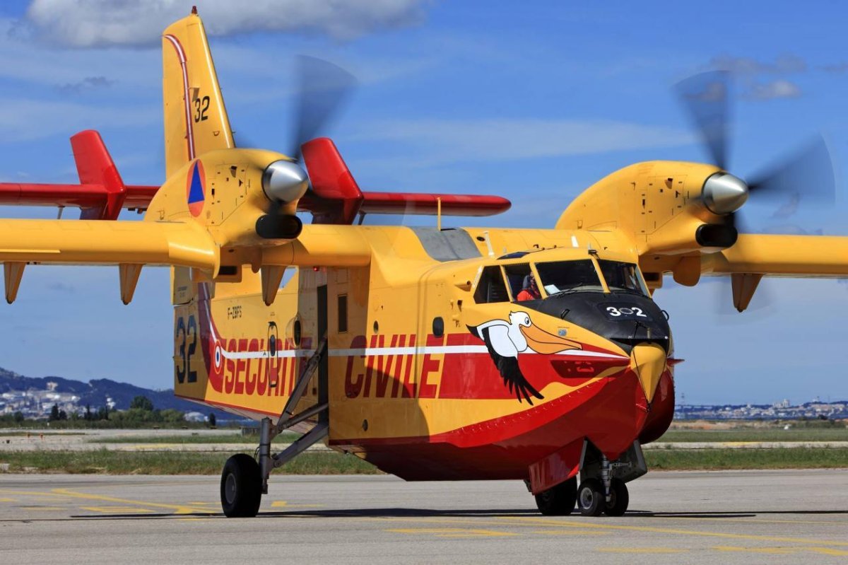 Самолет Canadair CL-415