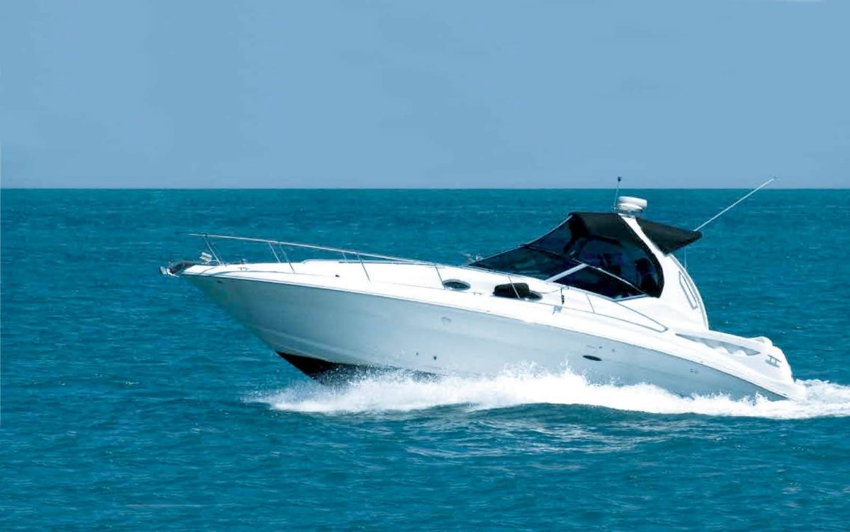 Белый катер