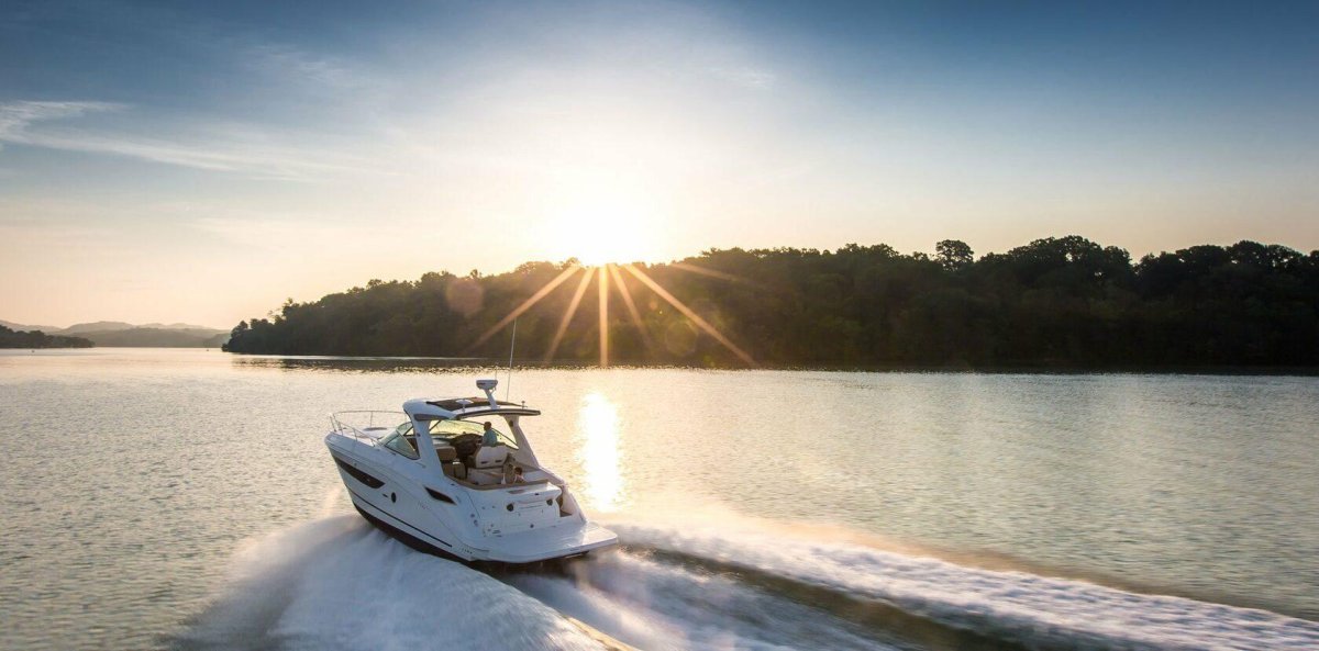 Катер в море