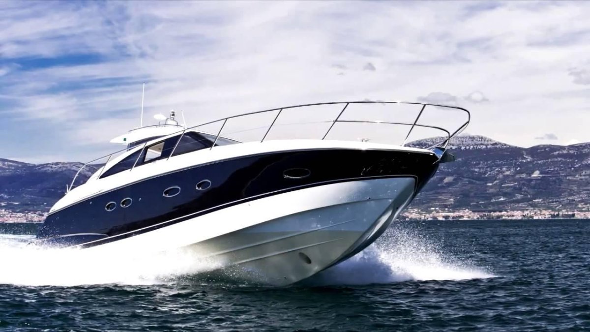 Красивый катер