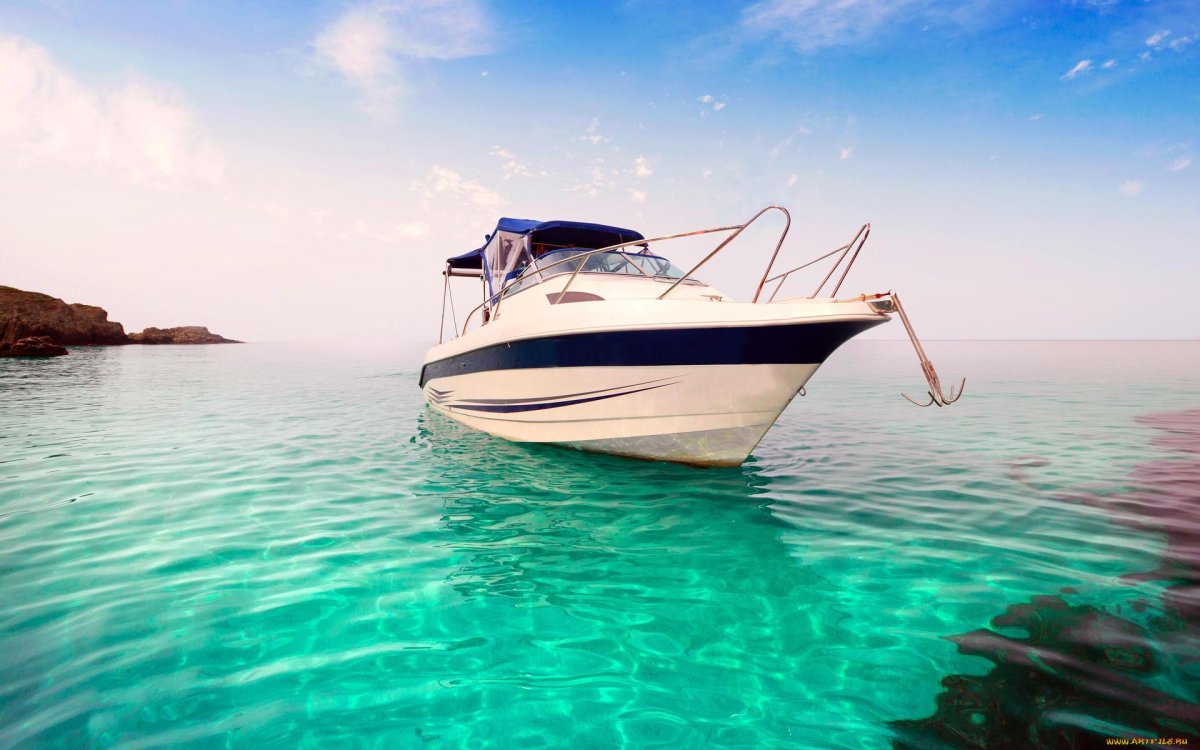 Катер в море