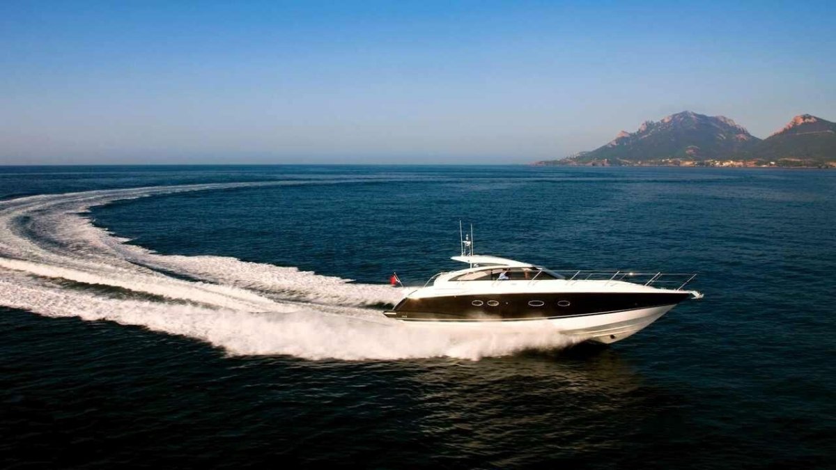 Красивый катер