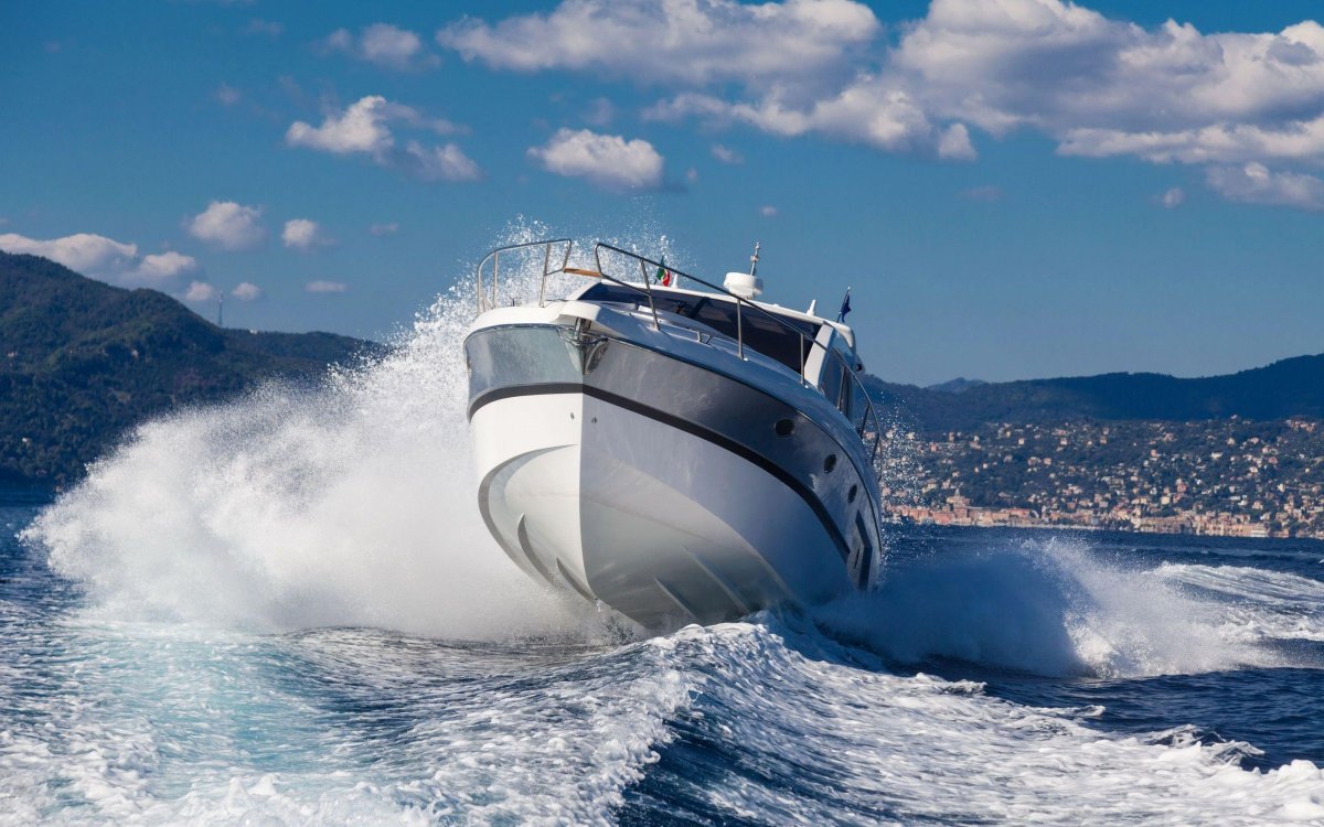 Красивый катер