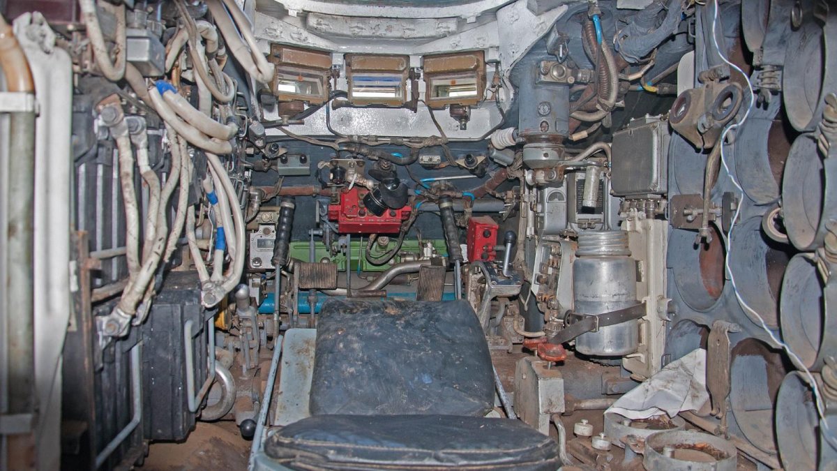 Кабина механика водителя танка т-80