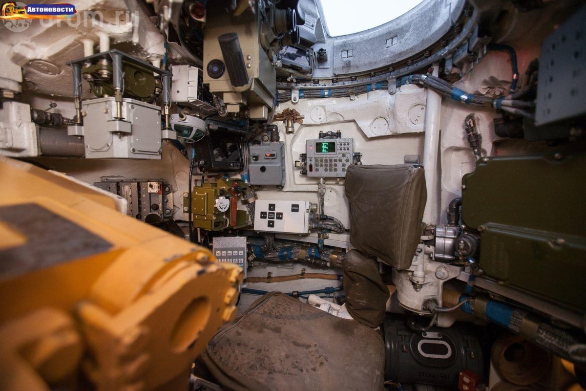 Кабина танка т-72