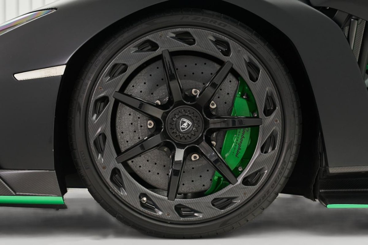 Новогодняя Lamborghini Veneno