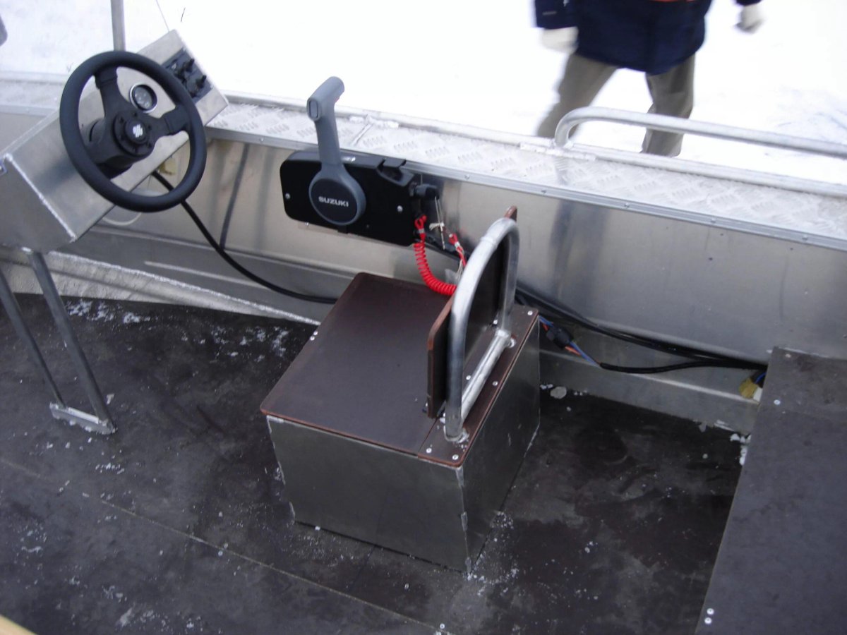 Вельбот 37 консоль рулевая