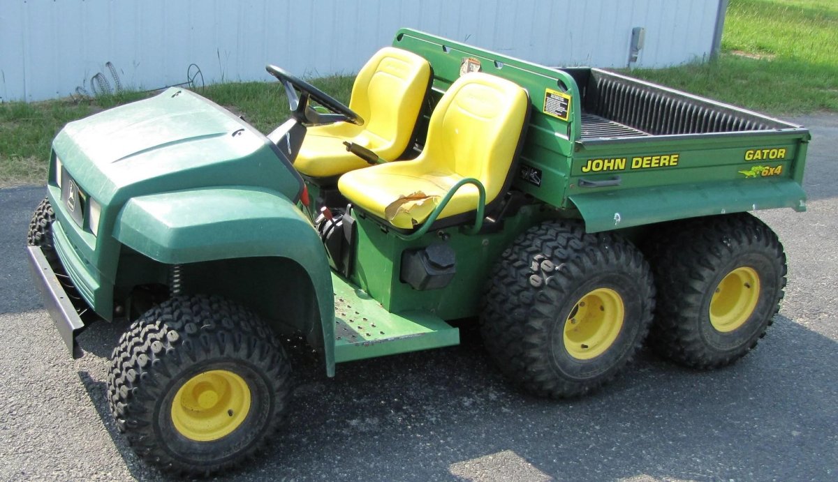 John Deere Gator 6x6