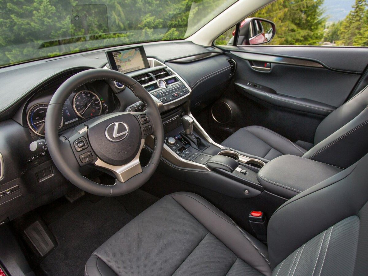 Lexus NX 300h салон