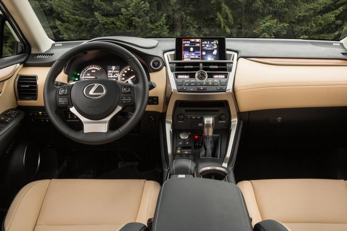 Lexus NX 200t салон