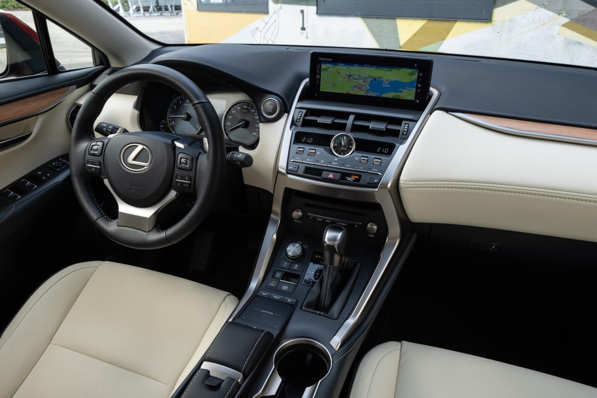 Lexus NX 200 салон