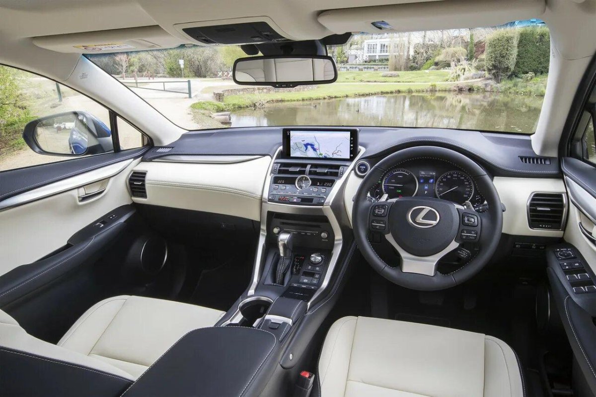 Lexus NX 300h салон