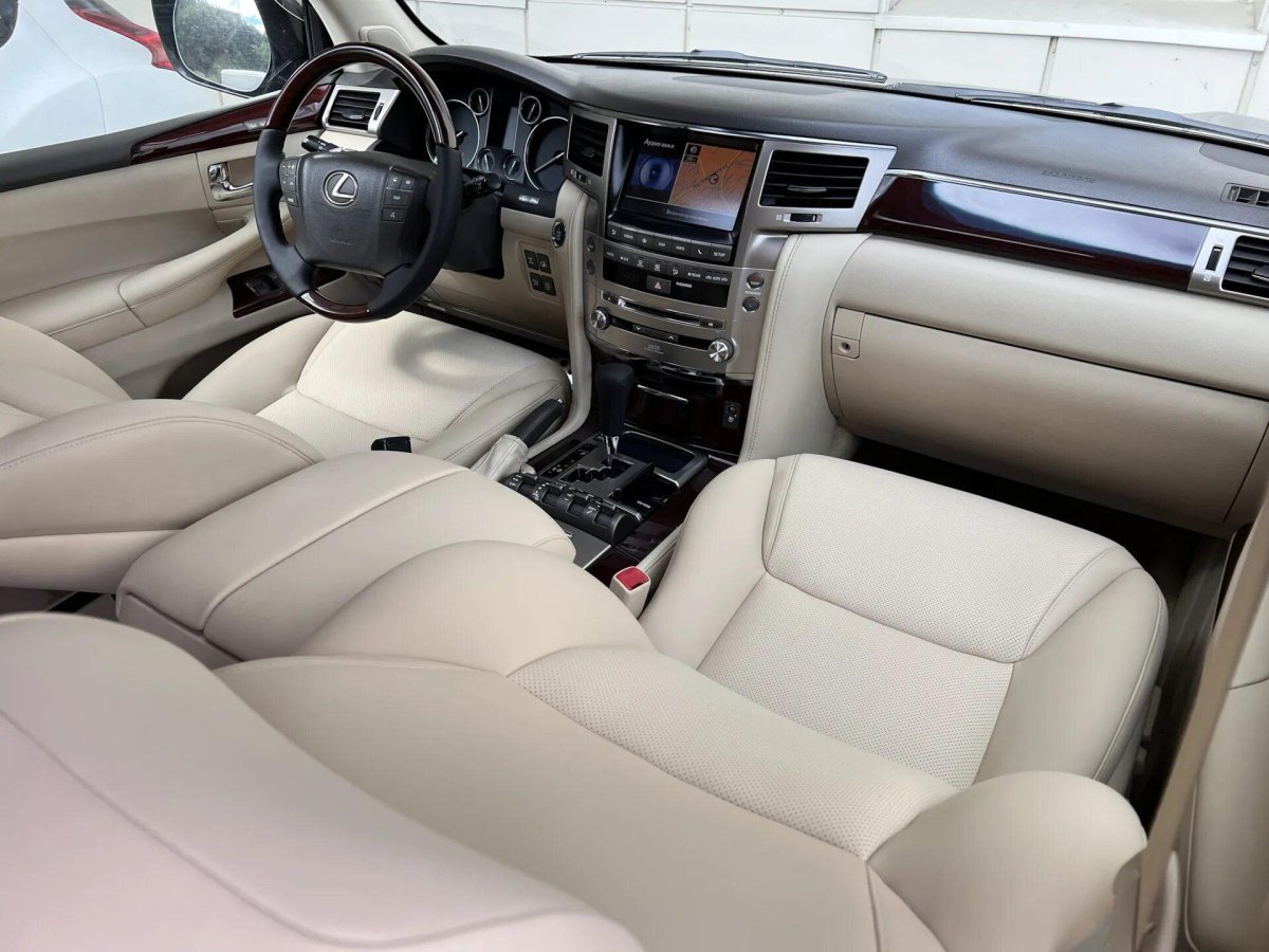 Lexus LX 570 2022 салон
