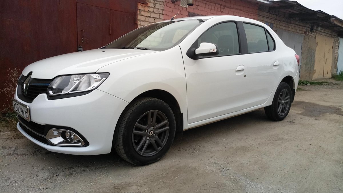 Белый Рено Логан 2 на черном литье