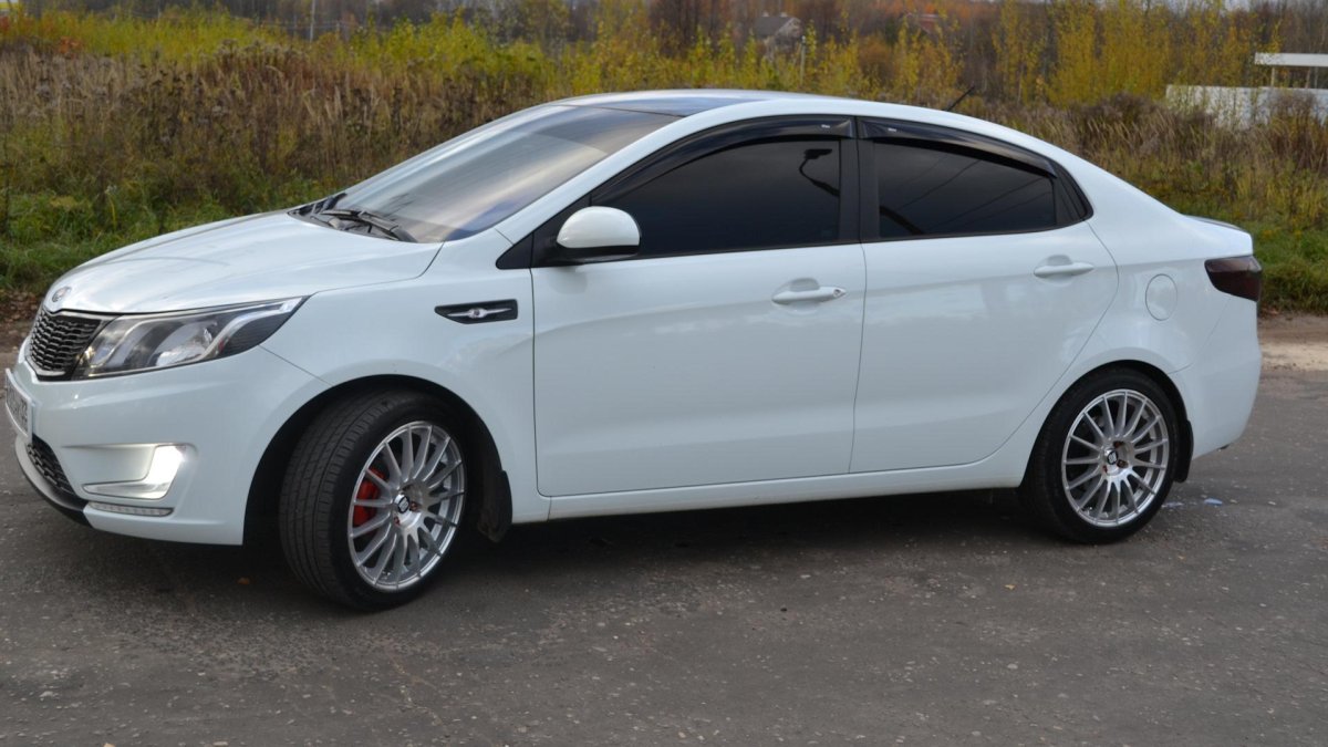 Белая Kia Rio 3 17 r
