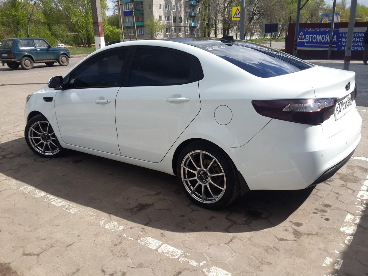 Белая Kia Rio 3 17 r