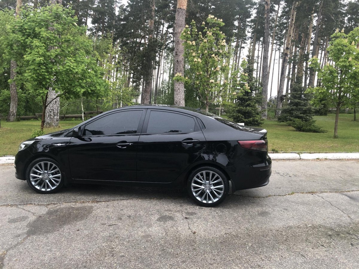 Черная Киа Рио 3 на 16 дисках