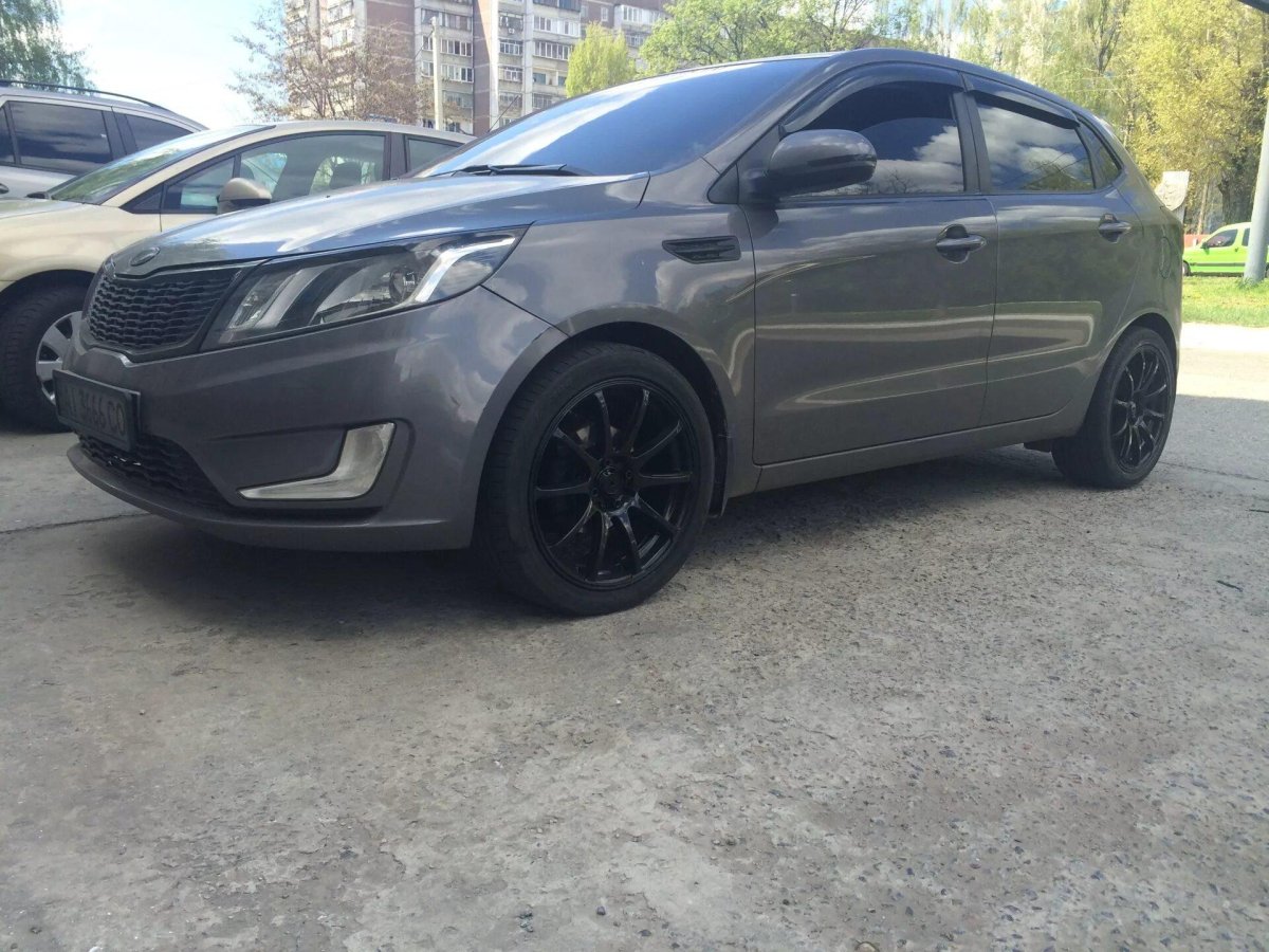 Kia Rio черная на дисках