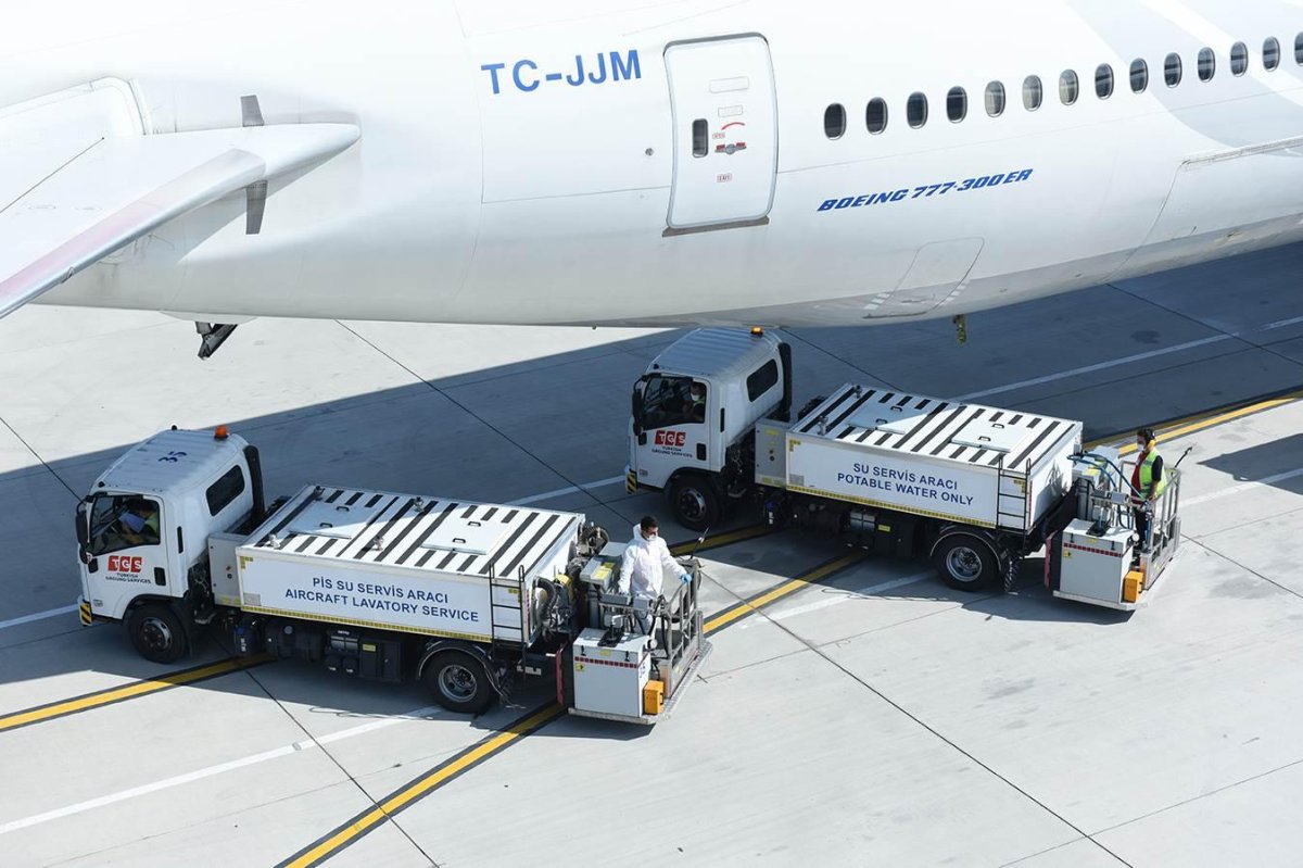 Грузовик в аэропорту