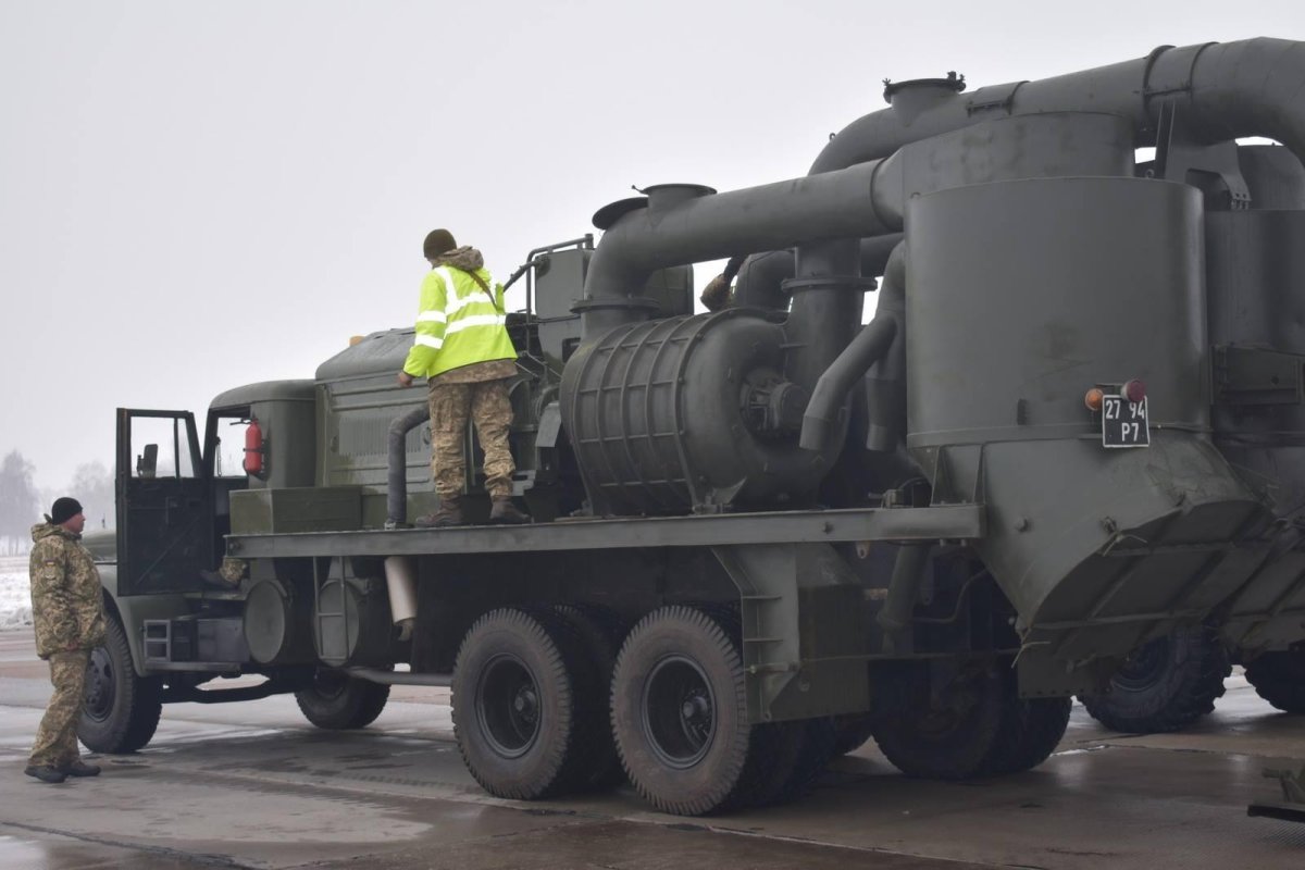 Вакуумная аэродромно-уборочная машина в-63 на базе КРАЗ