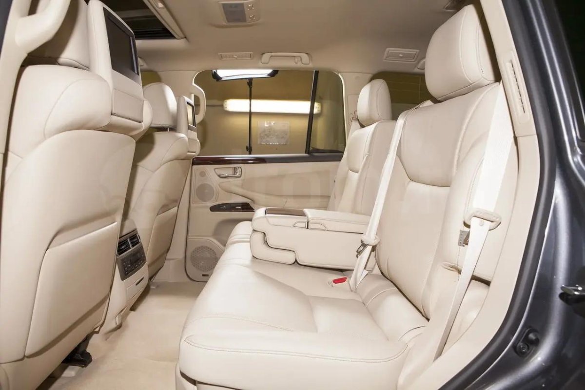 Lexus LX 570 салон сзади