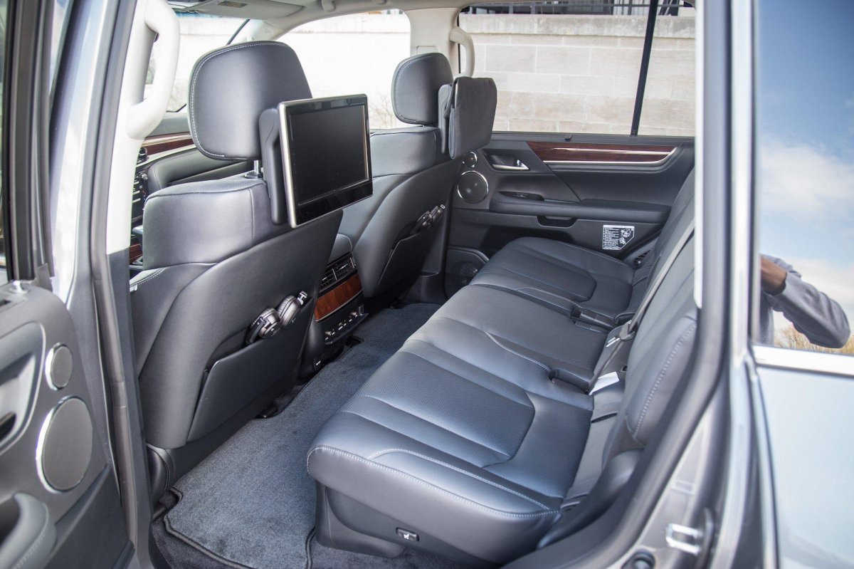 Лексус 570 салон сзади