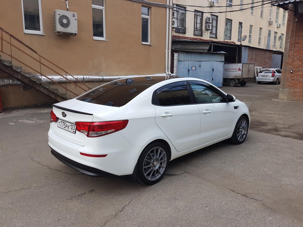 Kia Rio 2015 белая затонированная