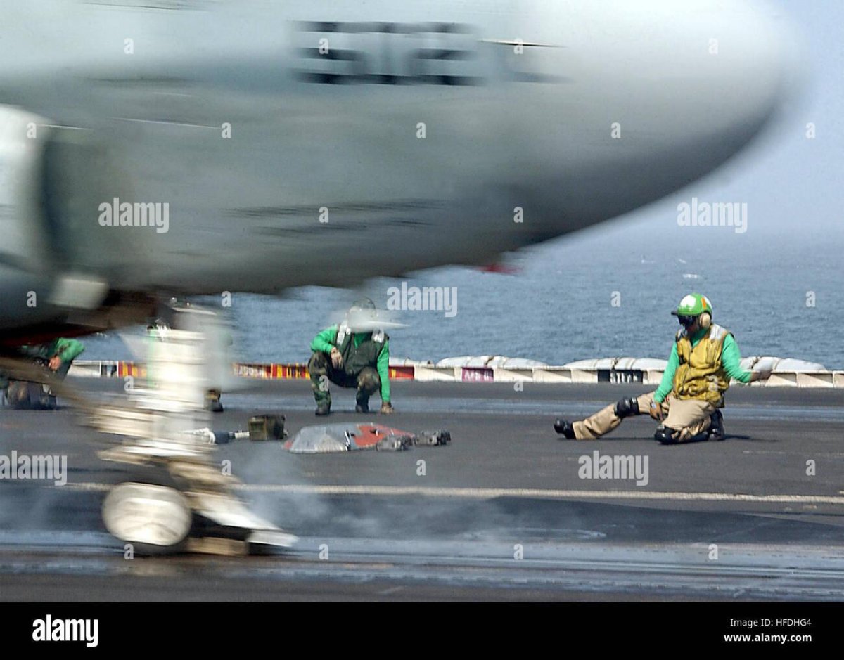 Самолет на катапульте авианосца