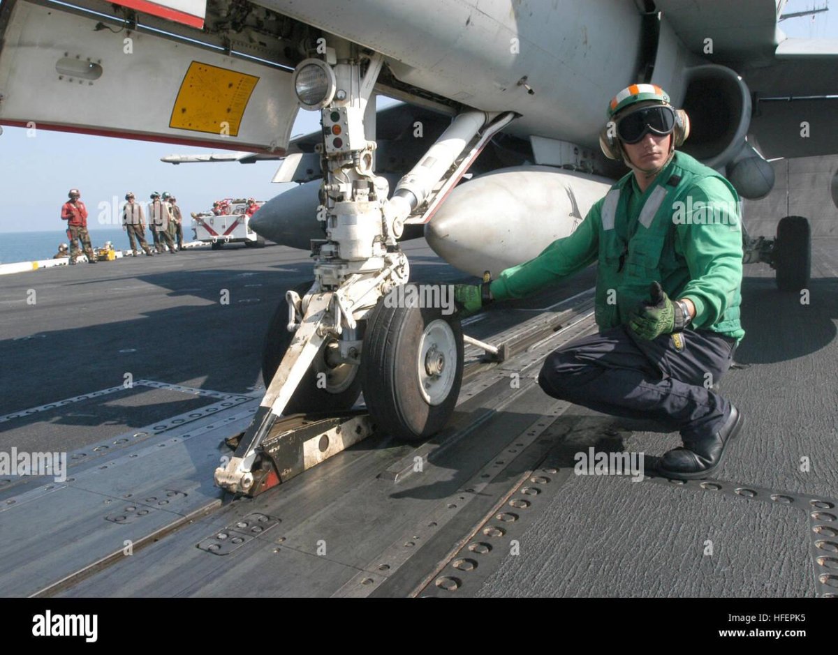 Самолет на катапульте авианосца