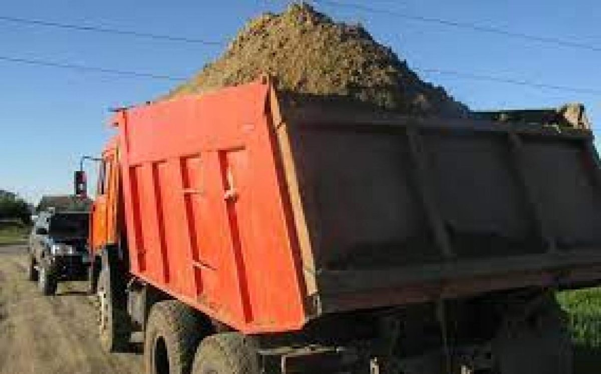 КАМАЗ 65115 выгружает песок