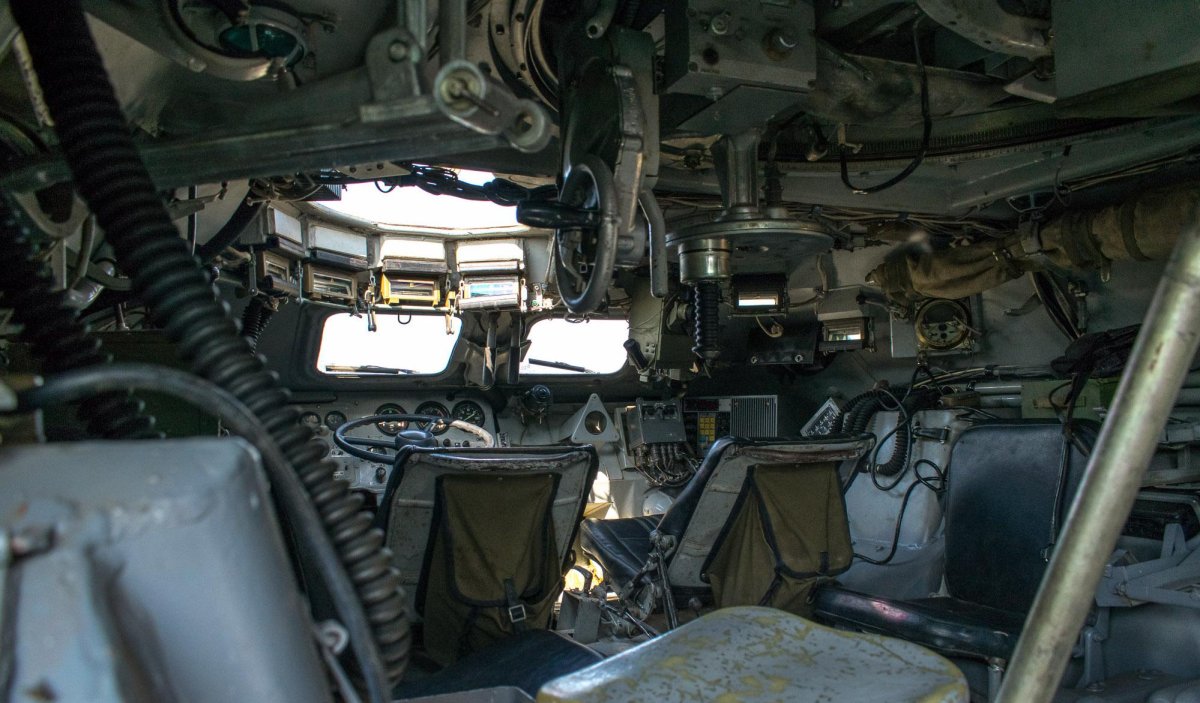 БТР 80 кабина водителя