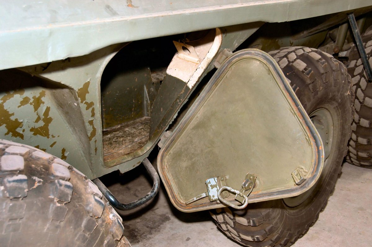 БТР-80 люки сзади