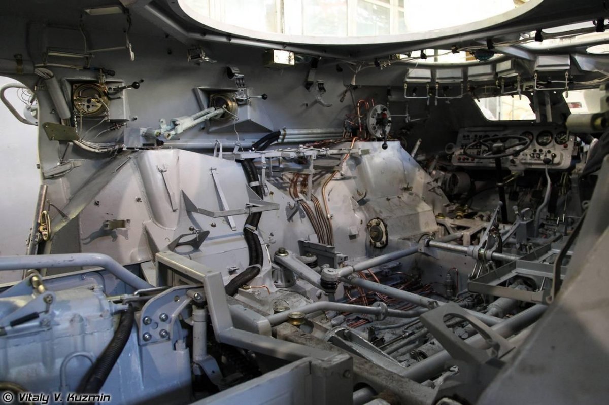 БТР 80 десантный отсек