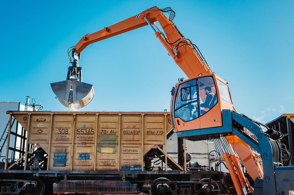 Экскаватор-перегружатель колесный UMG e230wh