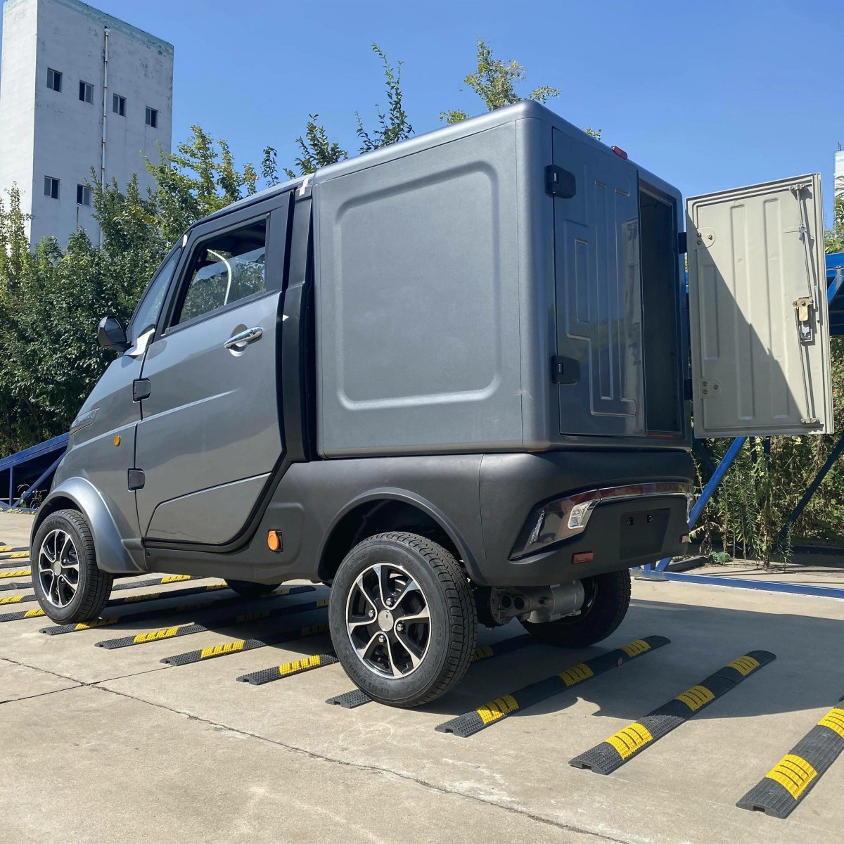 Грузовик для перевозки еды маленький